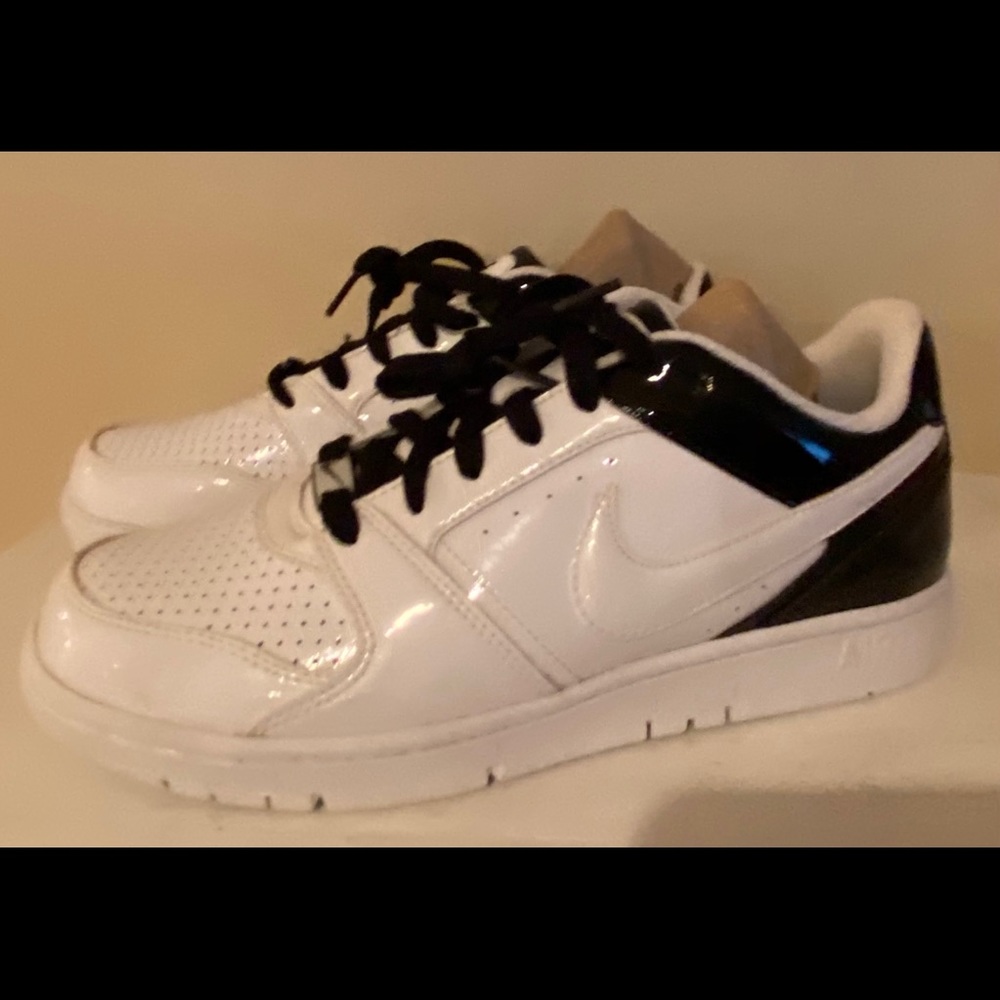 Nike Air low Prestige II Black/ White Women 7.5 BRAND NEW